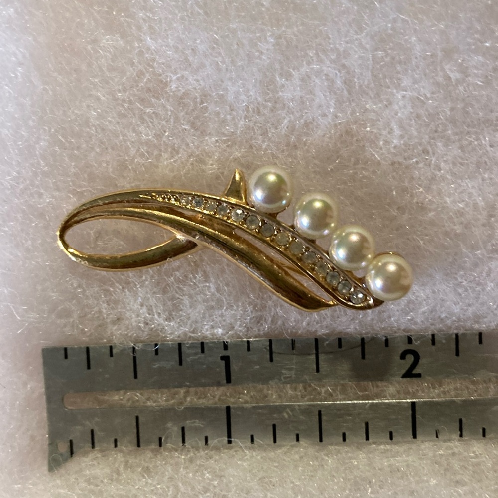 Pearl and rhinestone brooch